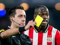 Nicolas Isimat-Mirin (r.) klaagt bij Dennis Higler tijdens de wedstrijd PSV - PEC Zwolle en dit heeft effect. De scheidsrechter deelt geel uit aan een speler van de uitploeg. (19-12-2015)