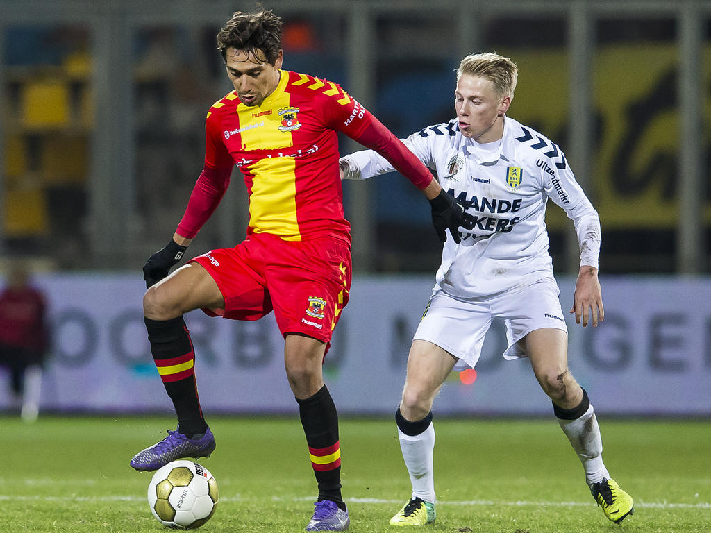 Adam Sarota (l.) moet zien af te rekenen met Philippe van Arnhem (r.) tijdens het competitieduel Go Ahead Eagles - RKC Waalwijk (19-02-2016).