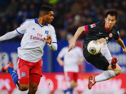 Jonathan Tah (l.) im Zweikampf mit Shinji Okazaki