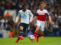 Paulinho und Scott Parker im Kampf um den Ball