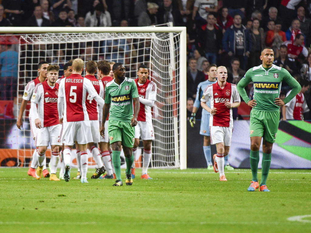 Ajax viert feest nadat de ploeg op voorsprong is gekomen tegen FC Dordrecht. Op de voorgrond balen Jeffry Fortes (l.) en Josimar Lima (r.). (01-11-2014)