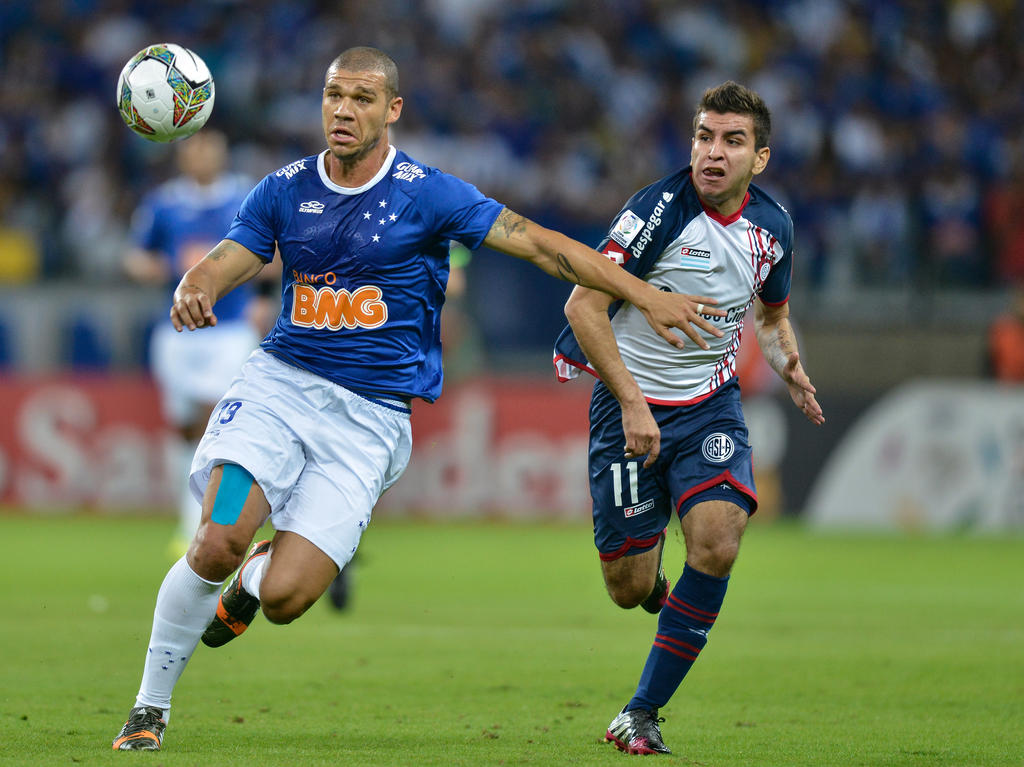 Nilton (l.) houdt Ángel Correa van de bal tijdens het duel tussen Cruzeiro en San Lorenzo in de kwartfinale van de Copa Libertadores. (15-05-2014)