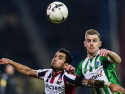 Maikel van der Werff (r.) en Bruno Andrade vechten een duel in de lucht uit tijdens Willem II - PEC Zwolle. (13-12-2014)