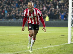 Memhis Depay is ontzettend blij na het scoren van de 4-3 tijdens het competitieduel PSV Eindhoven - Feyenoord. (17-12-2014)