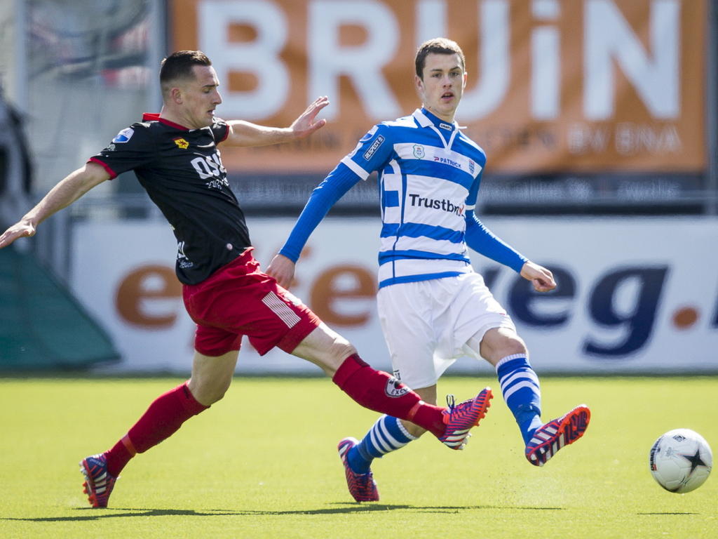 PEC Zwolle speler Thomas Lam (r.) is eerder bij de bal dan Excelsior speler Jeff Stans (l.) (22-03-2015)
