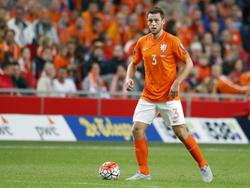 Stefan de Vrij houdt het overzicht in het EK-kwalificatieduel van het Nederlands elftal met IJsland. (03-09-2015)