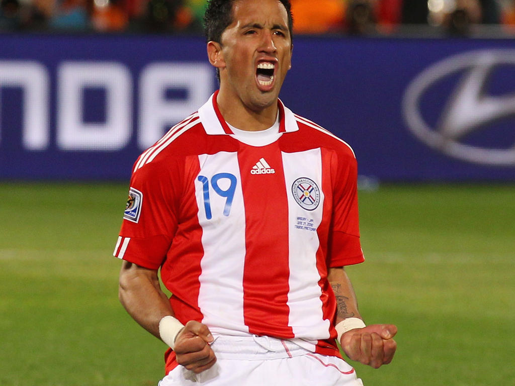 Lucas Barrios anotó de perfecto cabezazo el segundo gol de Paraguay. (Foto: Getty)