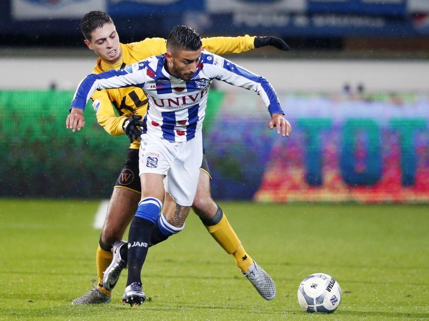 Hicham Faik (l.) probeert tijdens de Eredivisie-wedstrijd tussen sc Heerenveen en Roda JC Caner Çavlan (r.) af te stoppen, maar daar slaagt de middenvelder niet in. (28-11-2015)