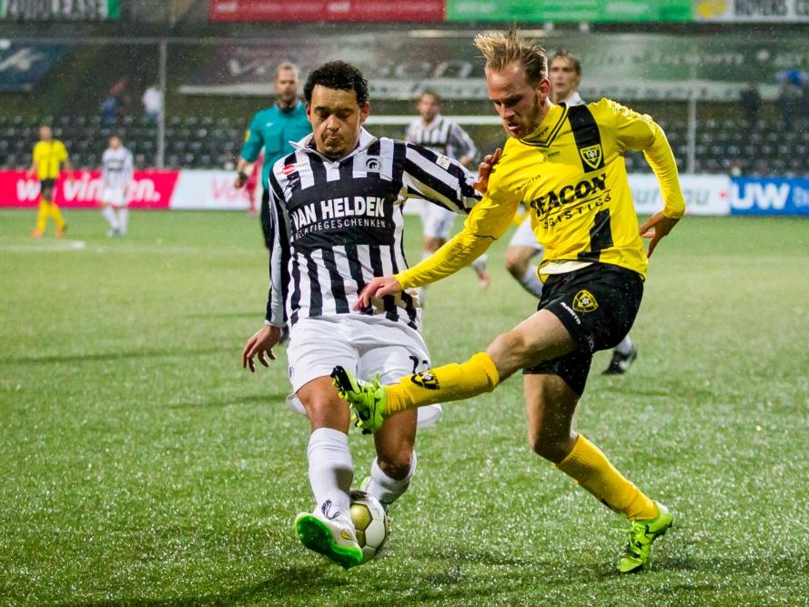 Levi Raja Boean (l.) probeert een voorzet van Jason Bourdouxhe (r.) te blokken tijdens het competitieduel VVV-Venlo - Achilles'29 (11-12-2015).