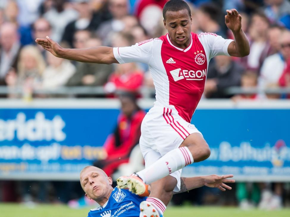 Gino van Kessel in actie voor Ajax tijdens een oefenduel met SDC Putten. (29-06-2013)