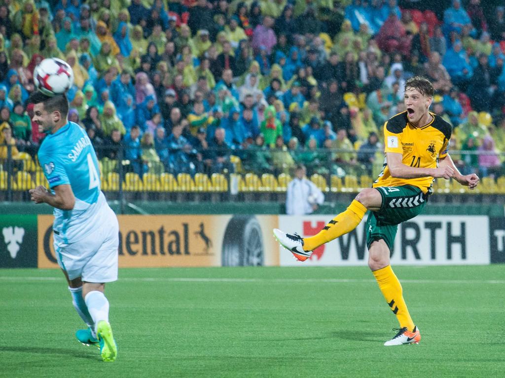 Vykintas Slivka schiet op doel tijdens het WK-kwalificatieduel Litouwen - Slovenië (04-09-2016).