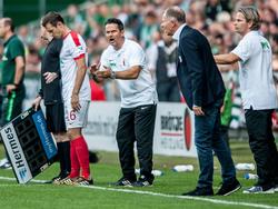 Trainer Dirk Schuster (2.v.l.) fordert Konzentration gegen Mainz