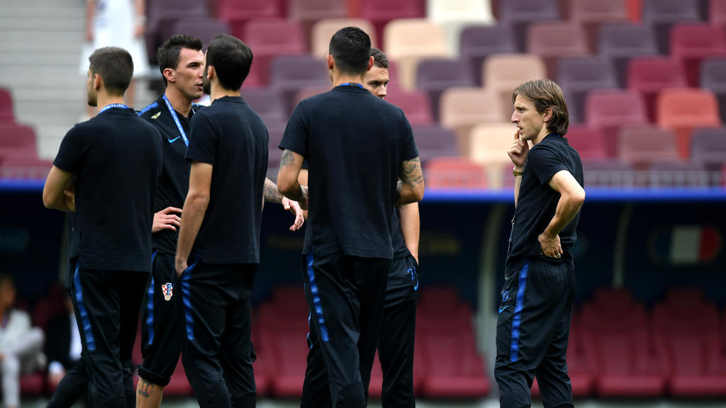 Das kroatische Team rund um Mandzukic und Modric (re.) inspiziert das Finalstadion