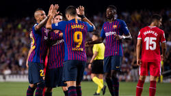 Arturo Vidal (l.) will Ousmane Dembélé (r.) unter die Arme greifen
