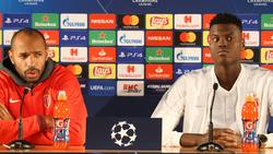 Thierry Henry (l.) und Benoit Badiashile bei der Pressekonferenz