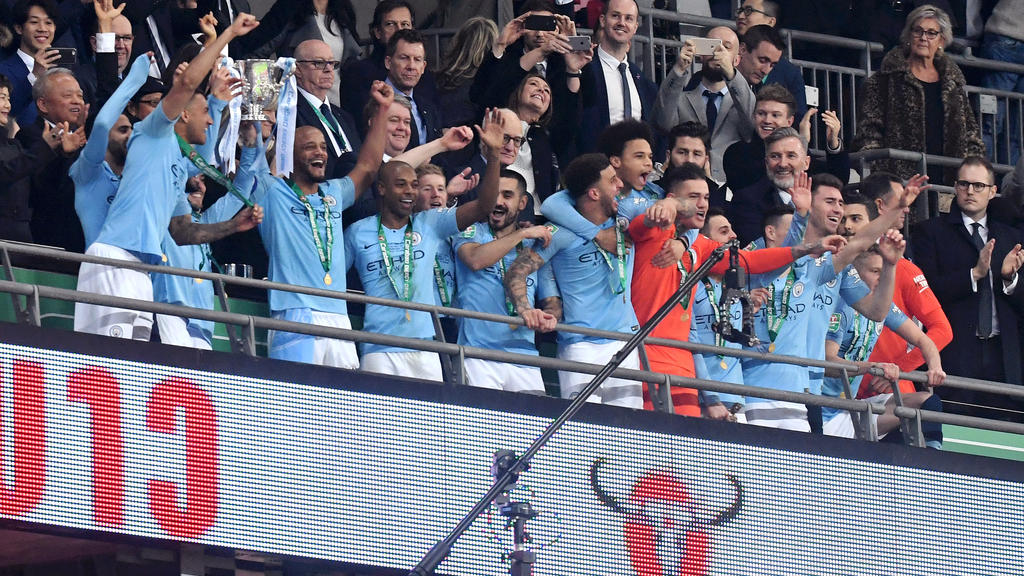 Los jugadores del City reciben el trofeo en el palco de Wembley. (Foto: Getty)
