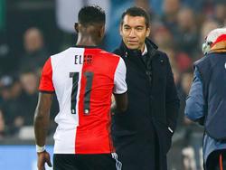 Giovanni van Bronckhorst (r.) haalt Eljero Elia (l.) tijdens het bekerduel Feyenoord - Excelsior na iets meer dan een uur spelen naar de kant. (26-10-2016)