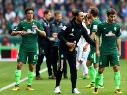 Für Werder-Coach Alexander Nouri (Mitte) ist Aufarbeit angesagt