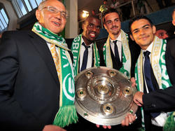 Felix Magath (l.) feiert gemeinsam mit seinen Wolfsburger Leistungsträgern den Meistertitel