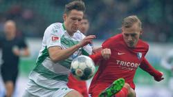 Fürths Paul Jaeckel (l.) kämpft gegen Saulo Decarli vom VfL Bochum um den Ball