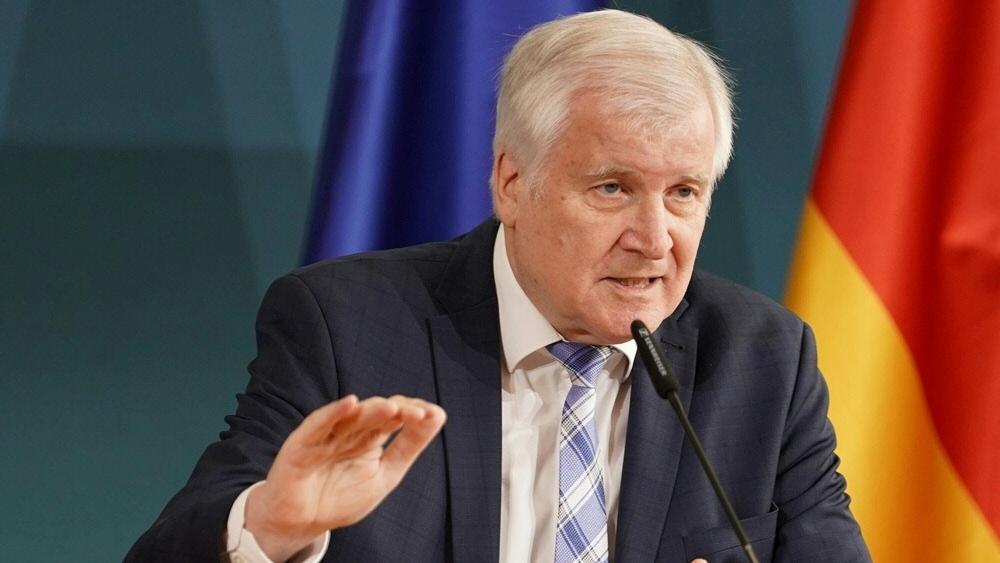 Seehofer sieht Zuschauer-Rückkehr als positives Signal Seehofer sieht Zuschauer-Rückkehr als positives Signal