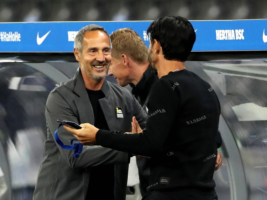 Ein sichtlich zufriedener Adi Hütter im Gespräch mit Eintracht-Sportdirektor Bruno Hübner Ein sichtlich zufriedener Adi Hütter im Gespräch mit Eintracht-Sportdirektor Bruno Hübner