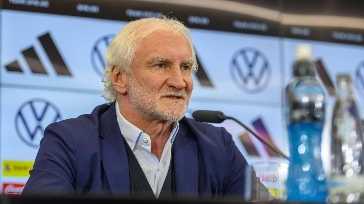 Stellte sich den Medien: Der neue DFB-Direktor für die deutsche Fußball-Nationalmannschaft Rudi Völler