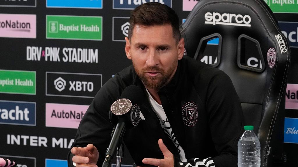 Miamis Lionel Messi beantwortet eine Frage während einer Pressekonferenz.