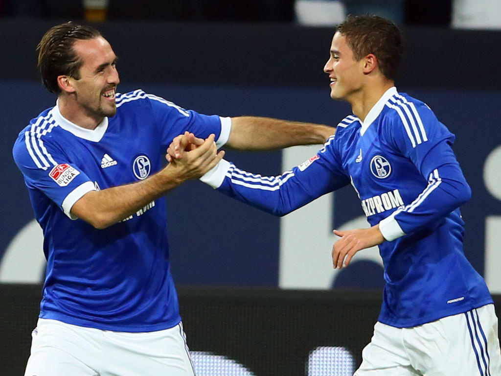Christian Fuchs (l.) en Ibrahim Afellay (r.) vieren doelpunt tijdens Schalke 04 - VfL Wolfsburg.