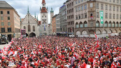 Zehntausende Fans feiern den FC Bayern in München