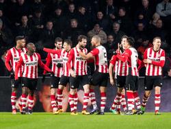 Feestvierende PSV-spelers: Al vroeg in de wedstrijd komt PSV op voorsprong tijdens het duel met Heracles. (20-02-2016)