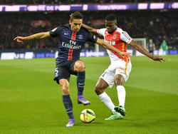 Marquinhos (l.) vecht een duel uit met Elderson (r.) tijdens het competitieduel Paris Saint-Germain - AS Monaco (20-03-2016).