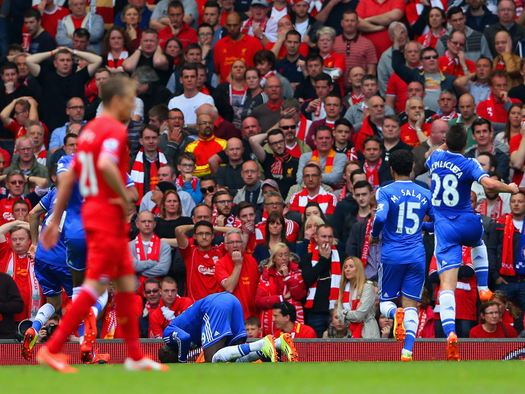 Chelsea viert de 1-0 van Demba Ba tijdens Liverpool - Chelsea. (27-4-2014)