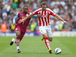 Erik Pieters (r.) in duel met Charles N'Zogbia tijdens Stoke City - Aston Villa. (16-8-2014)
