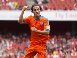 Andrés Guardado juicht na zijn doelpunt in de oefenwedstrijd Benfica - Valencia. (03-08-2014)