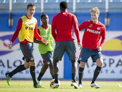 Oscar Hiljemark en Luuk de Jong zijn serieus met de bal bezig tijdens het trainingskamp van PSV (06-01-2015).