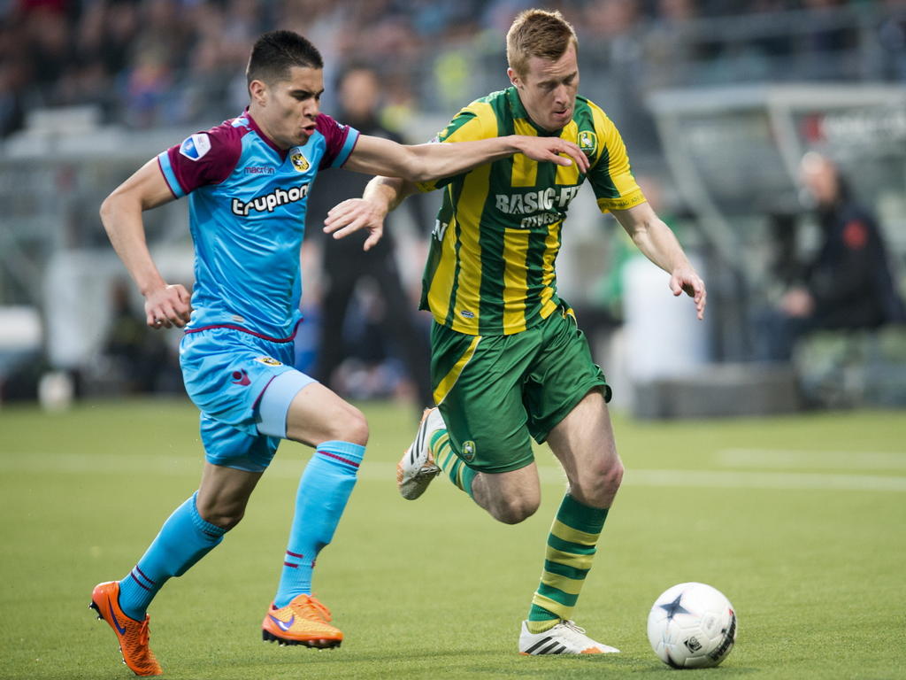 ADO Den Haag-aanvaller Mike van Duinen doet er alles aan om Vitesse-back Kevin Diks van zich af te houden. (24-04-2015)