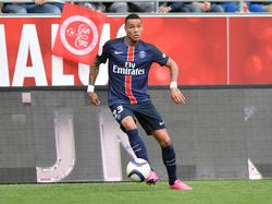 Gregory van der Wiel zoekt afspeelmogelijkheden tijdens het competitieduel Stade de Reims - Paris Saint-Germain. (19-09-2015)