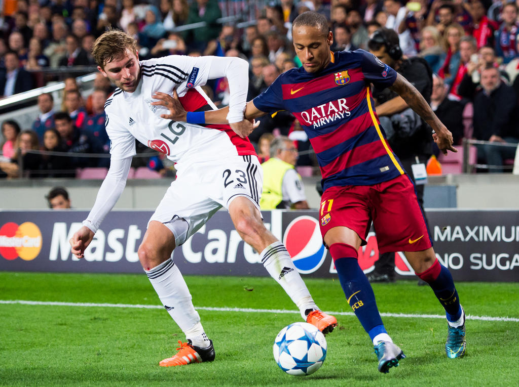 Der Wechsel von Neymar (r.) zum FC Barcelona wird untersucht