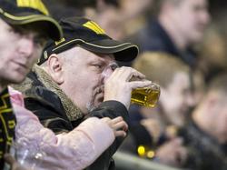 Een supporter van NAC Breda drinkt tijdens de thuiswedstrijd tegen Almere City rustig een biertje. (22-04-2016)