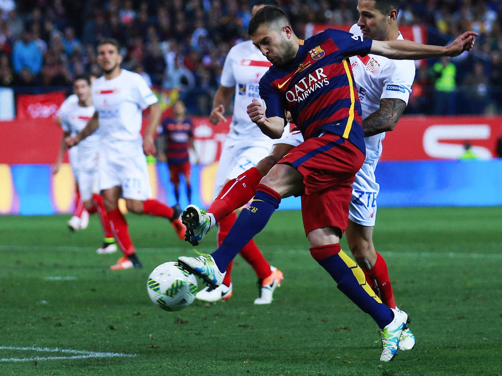 Jordi Alba golpea la pelota para adelantar al Barça en la prórroga. (Foto: Getty)
