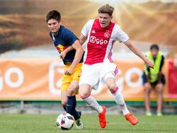 Ajax-talent Django Warmerdam (r.) vecht een duel uit met FC Liefering-speler Oliver Filip (l.) tijdens een onderlinge oefenwedstrijd. (09-07-2016)