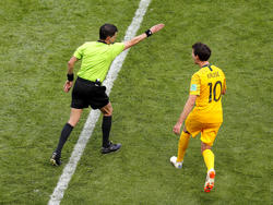 Schiedsrichter Andres Cunha nutzt im Spiel Frankreich gegen Australien den Videobeweis
