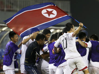 Jugadores de Corea del Norte con la bandera del país. (Foto: Getty)