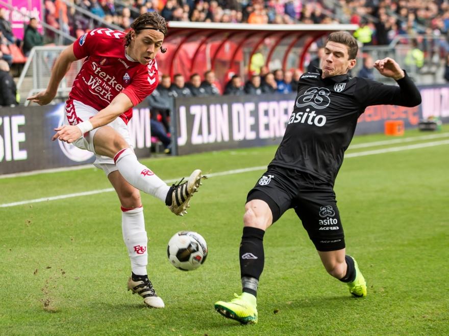 Robin Gosens (r.) voorkomt dat Giovanni Troupée (l.) de bal voor het doel brengt tijdens FC Utrecht - Heracles Almelo. (11-12-2016)