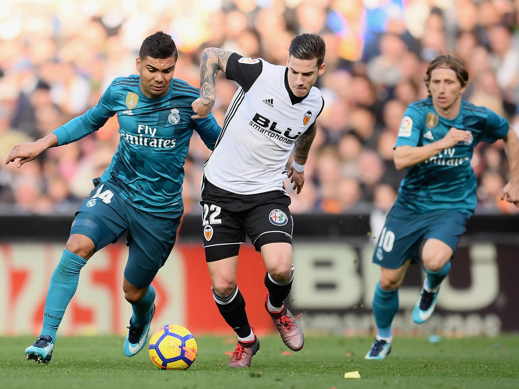 Santi Mina sale de un regate en un duelo ante el Real Madrid. (Foto: Getty)