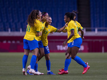 Andressa Alves celebra su gol de falta con sus compañeras.