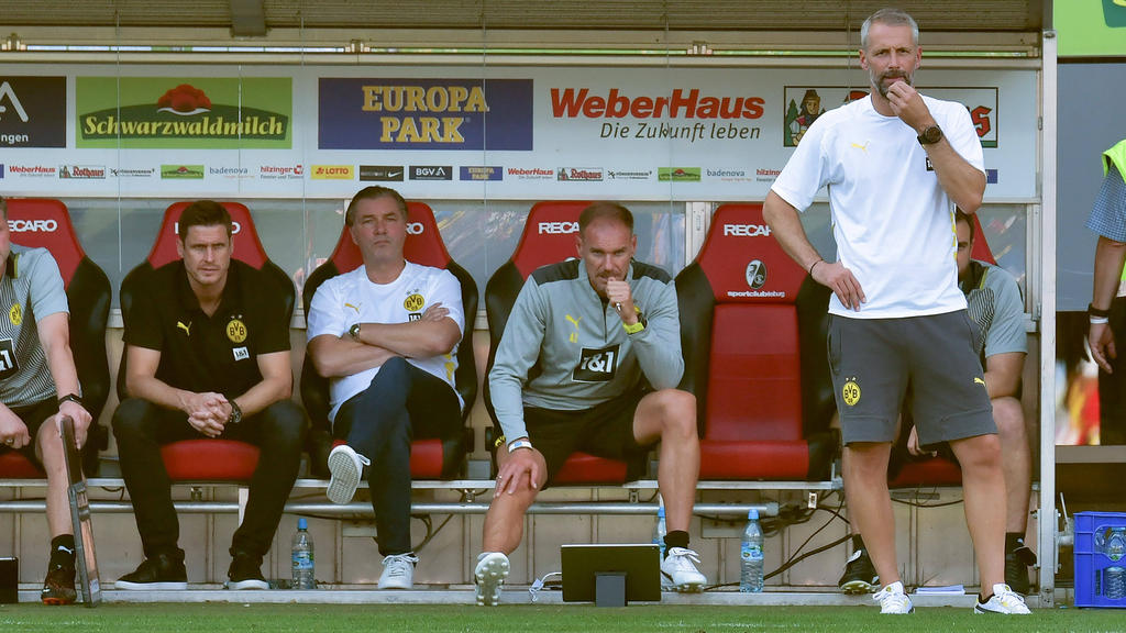 Michael Zorc (2.v.l.) war nach der BVB-Niederlage in Freiburg enttäuscht Michael Zorc (2.v.l.) war nach der BVB-Niederlage in Freiburg enttäuscht
