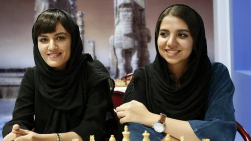 Sara Khademalsharieh (r.) spielt bei der Schach-WM ohne Hidschab