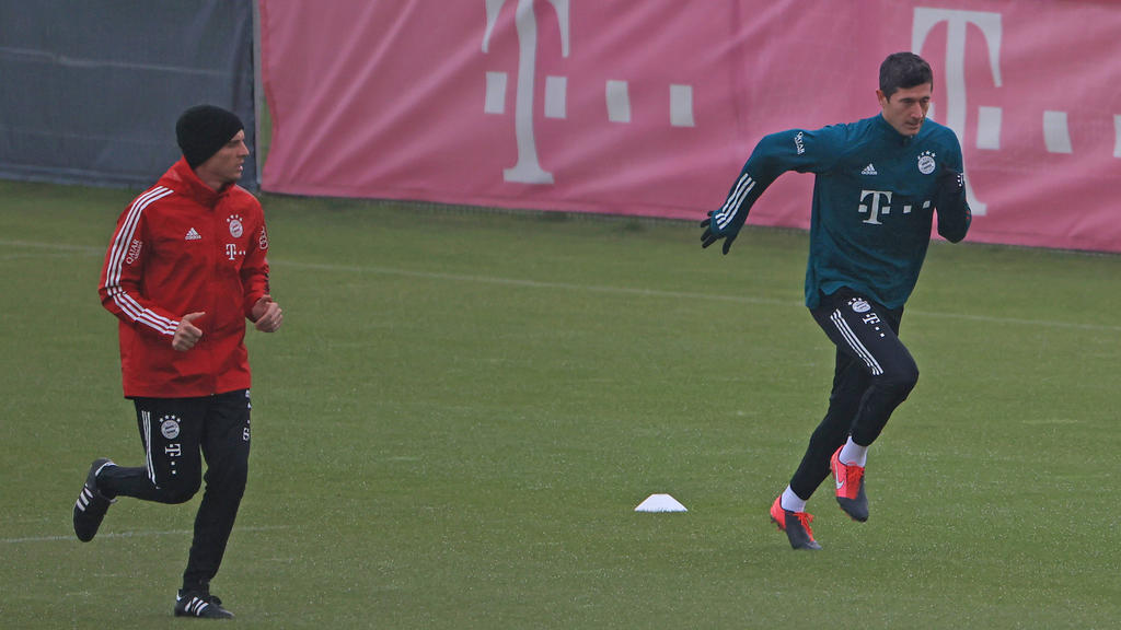 Robert Lewandowski (r.) arbeitet beim FC Bayern an seiner Rückkehr